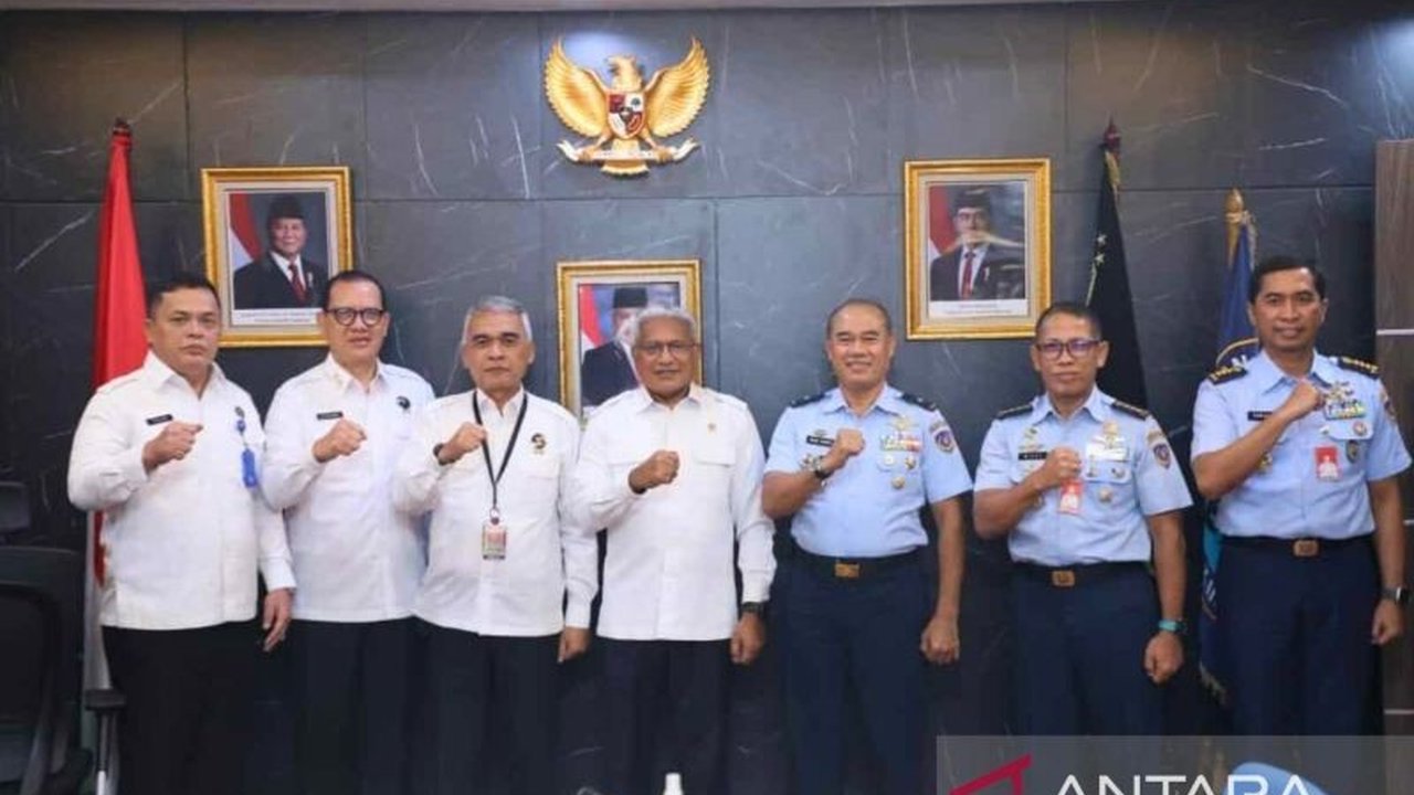 Badan Narkotika Nasional (BNN) dan Komando Operasi Udara Nasional (Koopsudnas) TNI AU resmi menjalin kolaborasi untuk memberantas peredaran gelap narkotika di Indonesia melalui berbagai strategi, termasuk operasi gabungan dan edukasi.