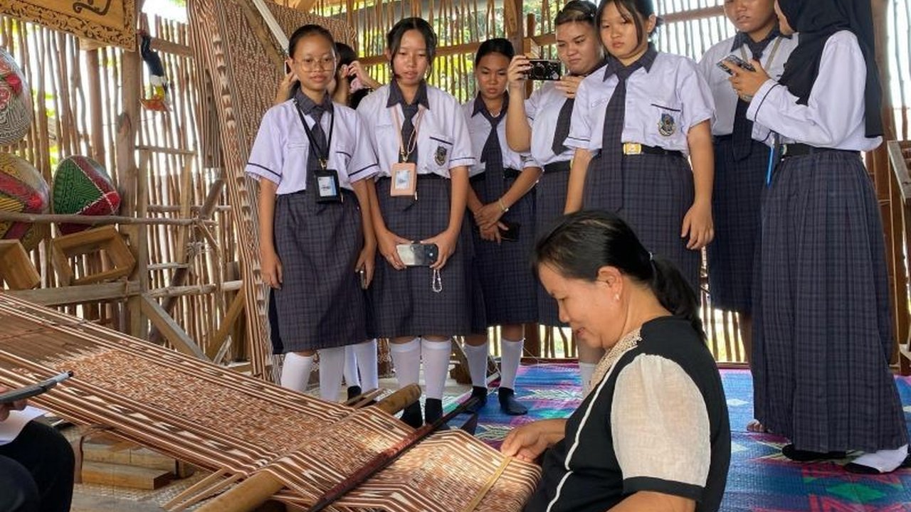 Hetty Kus Endang: Perempuan di Balik Pelestarian Kain Pantang Sintang