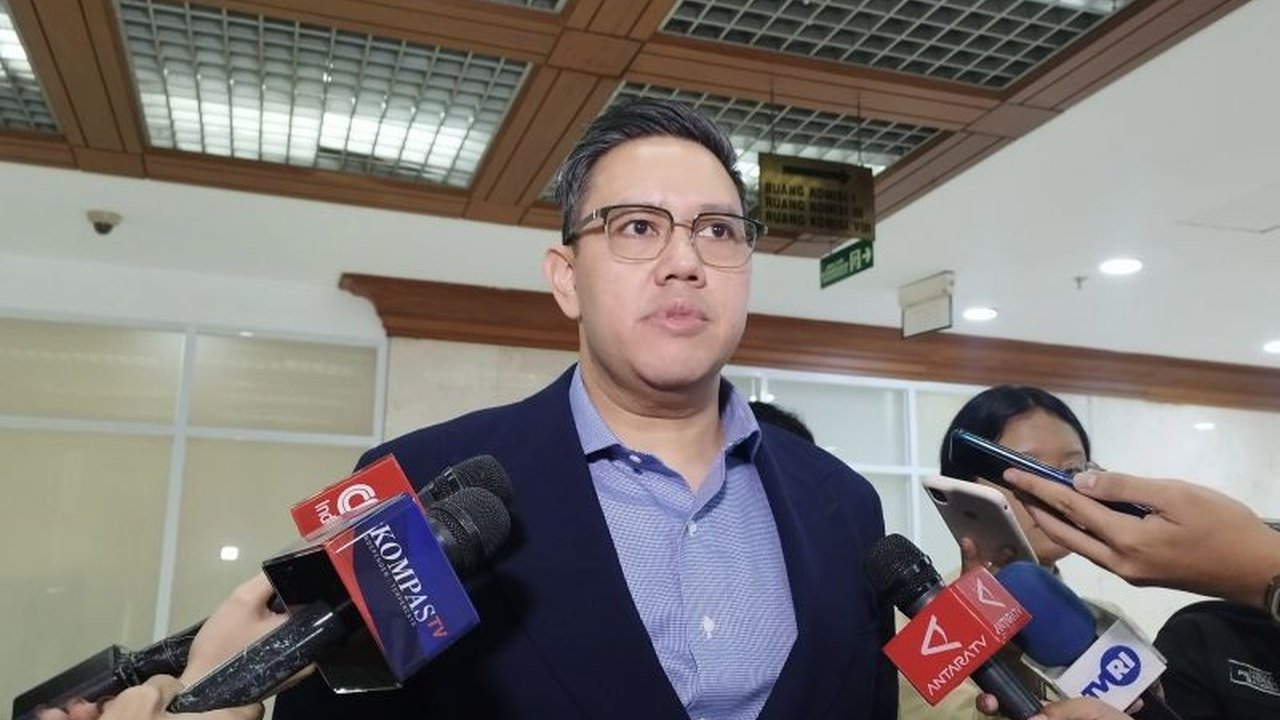 Komisi I DPR RI masih menemukan iklan judi online di media sosial meskipun pemerintah telah menghapus jutaan konten serupa;  diperlukan kreativitas dan ketekunan untuk membongkar jaringan dan aliran dana judi online.