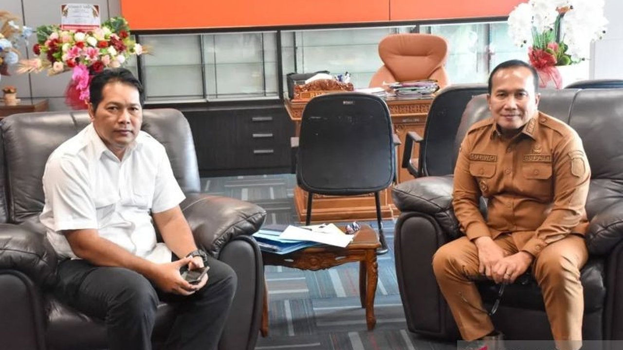 Pemkab Kubu Raya dan BPJN PUPR berkolaborasi menangani kerusakan infrastruktur jalan di Kecamatan Sungai Ambawang akibat banjir, khususnya di Desa Lingga, Teluk Bakung, dan Pancaroba, guna memastikan kelancaran akses masyarakat menjelang Lebaran.