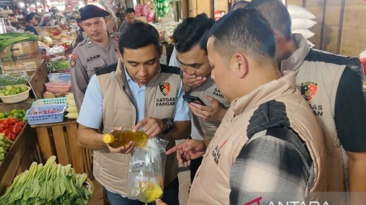 Satgas Pangan Polri menemukan penjualan MinyaKita di atas Harga Eceran Tertinggi (HET) saat sidak di Pasar Kebayoran Lama, Jakarta Selatan, dengan beberapa temuan pelanggaran takaran.