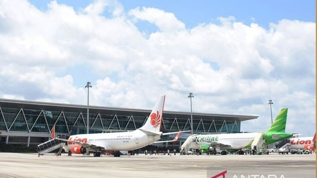 Bandara Aji Pangeran Tumenggung Pranoto Samarinda memberikan diskon 50% untuk beberapa layanan, sehingga harga tiket pesawat Lebaran 2025 diperkirakan turun 13-14% dari tarif batas atas.