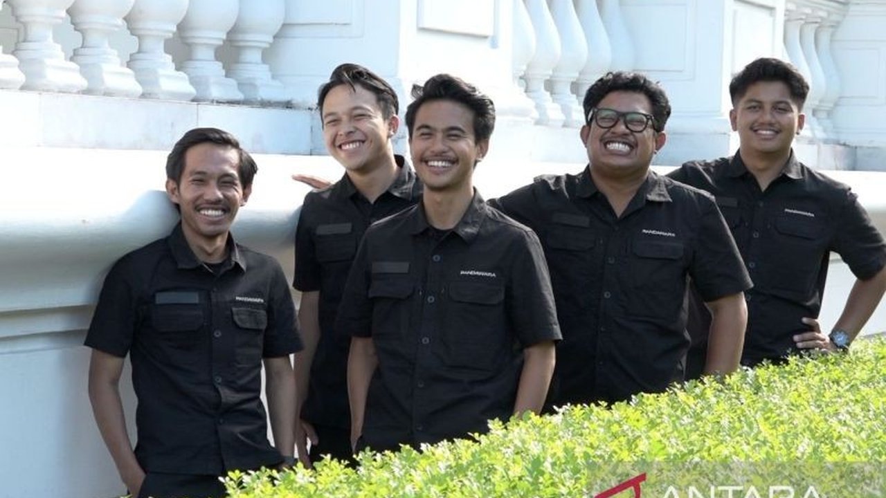 Presiden Prabowo Subianto berkolaborasi dengan Pandawara dalam aksi massal untuk mengatasi masalah sampah di Indonesia, dari hulu hingga hilir.