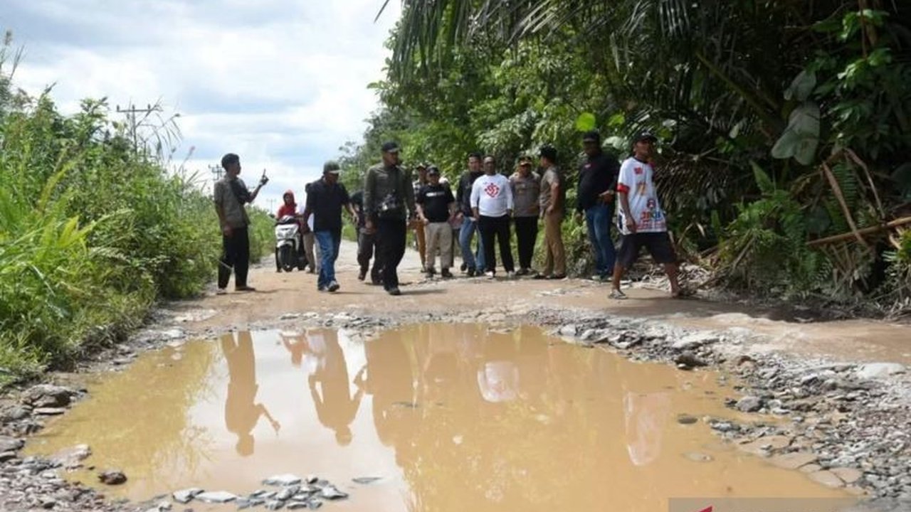Pemerintah Kabupaten Kubu Raya akan mempercepat perbaikan jalan poros Kuala Dua-Sungai Asam menggunakan dana swakelola untuk memastikan akses jalan lancar sebelum Idul Fitri.