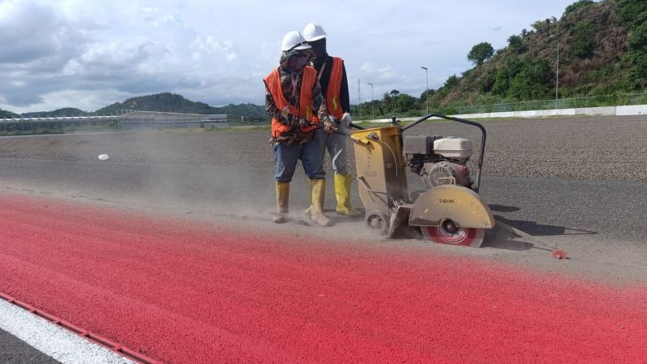 Sirkuit Mandalika melakukan pemotongan aspal dan penambahan gravel di beberapa titik untuk memenuhi homologasi FIA Grade 3, membuka jalan bagi event balap mobil internasional GT World Challenge Asia pada Mei 2025.