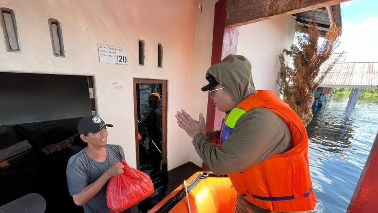 Pemkab Kubu Raya, TNI, dan Polri bahu-membahu tanggulangi banjir di Sungai Ambawang, Kalbar; distribusikan bantuan makanan, perahu karet, dan dirikan posko darurat.