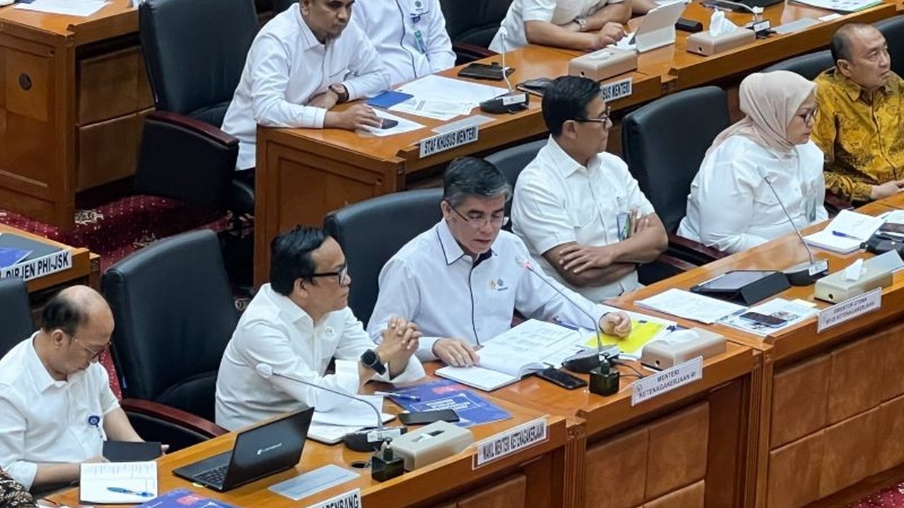 Pemerintah berupaya agar pembayaran pesangon dan THR karyawan PT Sritex yang dirumahkan segera dicairkan sebelum Lebaran 2025, dengan dana berasal dari penjualan aset perusahaan.