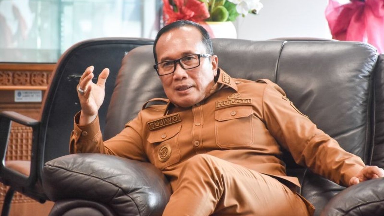 Bupati Kubu Raya, Sujiwo, tolak pengadaan mobil dinas baru dan alihkan anggaran hampir Rp2 miliar untuk perbaikan jalan demi prioritaskan kebutuhan masyarakat.