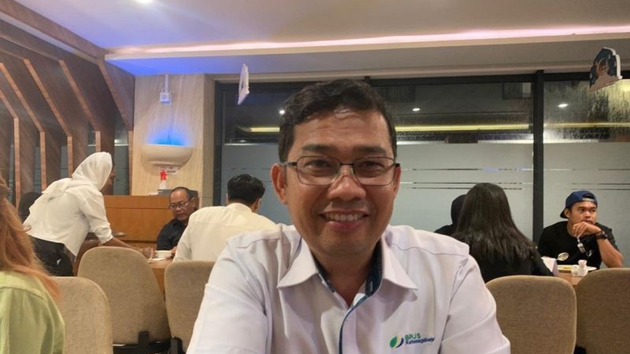 Pemerintah Kabupaten Mimika mendaftarkan 6.000 warga, mayoritas pekerja rentan OAP, sebagai peserta BPJS Ketenagakerjaan untuk jaminan hari tua dan kecelakaan, sebagai upaya mengurangi kemiskinan ekstrem.