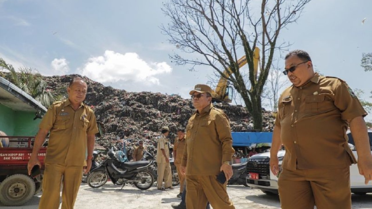 Pemerintah Kota Pematangsiantar, Sumatera Utara, berupaya menyelesaikan masalah sampah yang menumpuk dengan berbagai strategi dan target rampung pada Juni 2024.