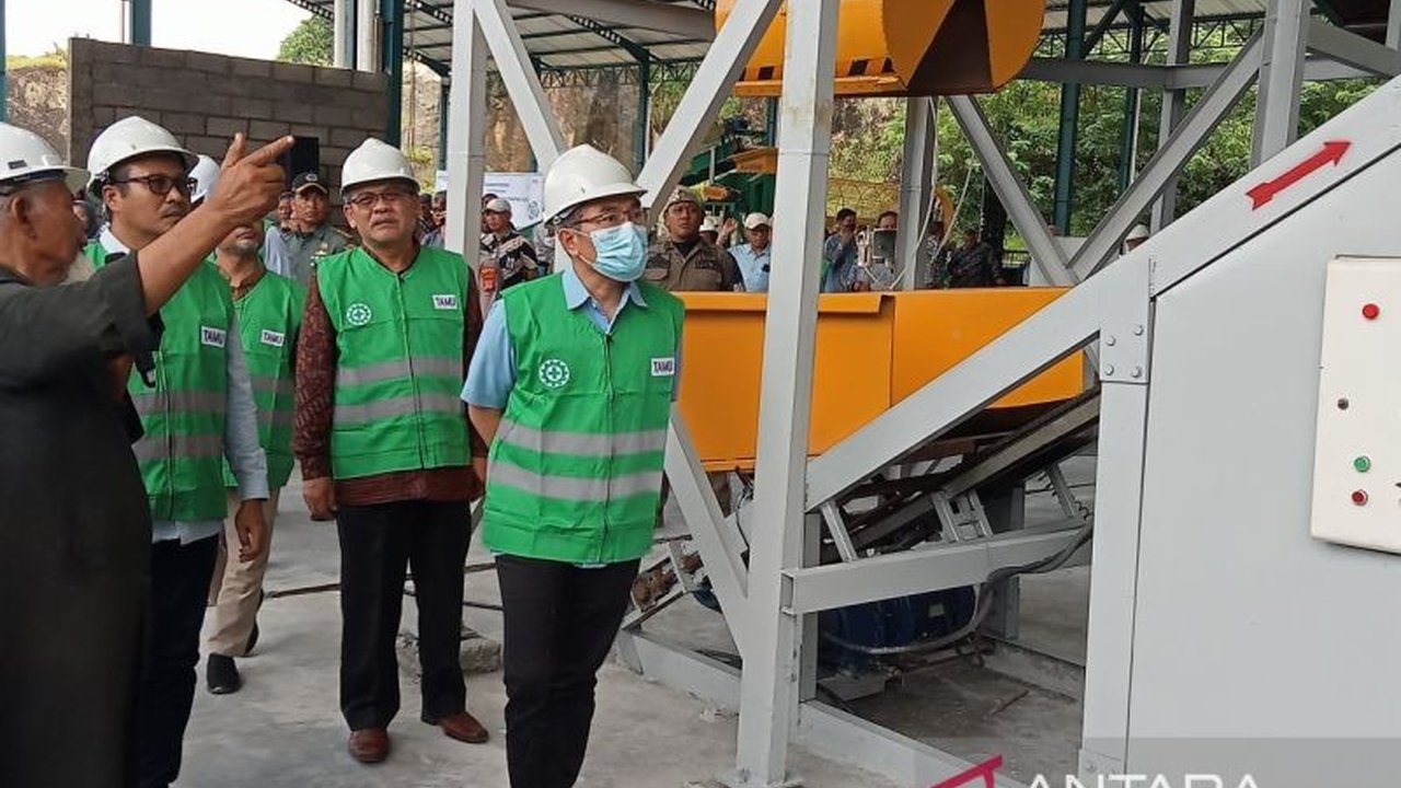 Pemkab Bantul mulai uji coba pengolahan sampah di ITF Pusat Karbonasi Bawuran, ditargetkan mampu mengolah 50 ton sampah residu per hari dan berkontribusi pada program Bantul Bersih Sampah 2025.