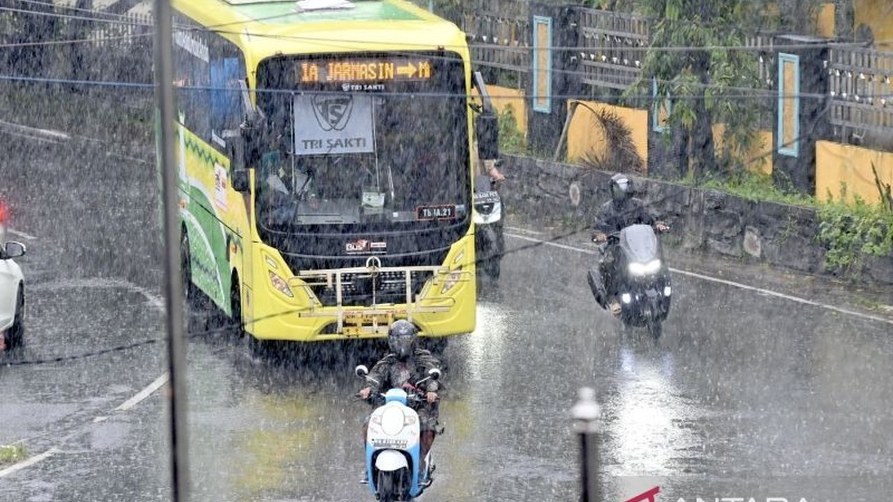 BMKG memperingatkan masyarakat Kalimantan Selatan untuk mewaspadai cuaca ekstrem, hujan lebat, angin kencang, dan gelombang laut hingga dua meter hingga 18 Maret 2025.