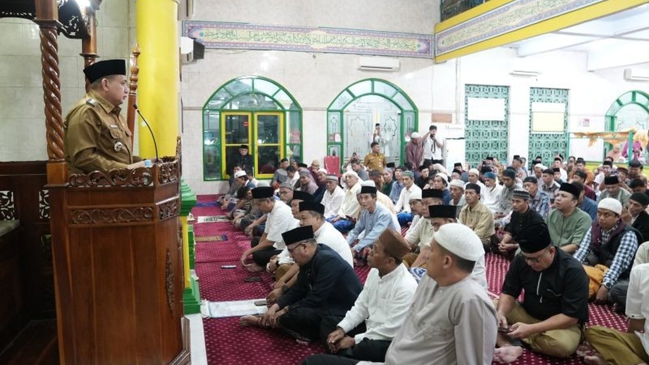 Wali Kota Makassar, Munafri Arifuddin, menyerahkan bantuan hibah Rp25 juta untuk Masjid Nurul Kautsar dan Wakil Wali Kota, Aliyah Mustika Ilham, memberikan hibah senilai sama untuk Masjid Ta’mirul Muslimin dalam rangka Safari Ramadhan.