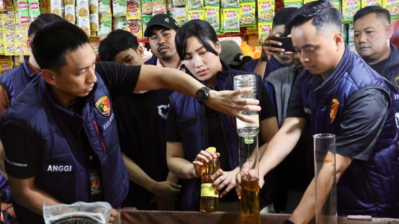 Satgas Pangan Polda Metro Jaya menemukan ketidaksesuaian takaran MinyaKita saat sidak di Pasar Kemayoran, Jakarta Pusat; beberapa botol hanya berisi 795-840 mililiter dari seharusnya 1 liter.