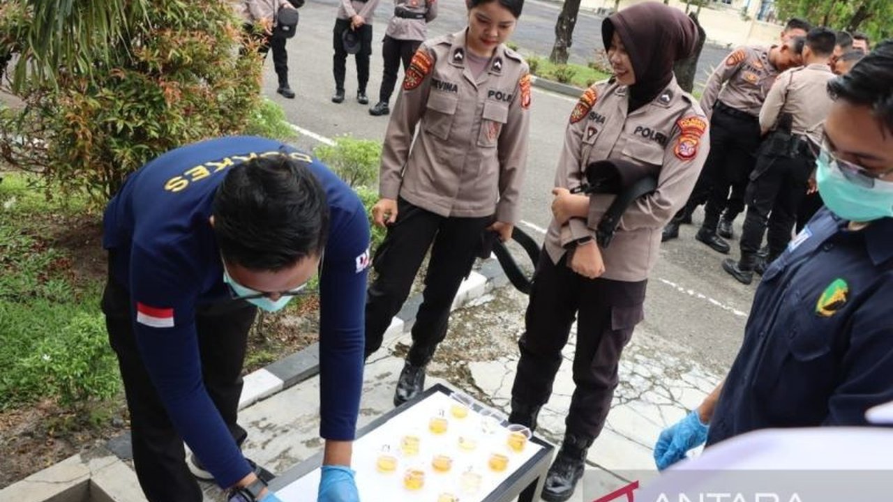 Polresta Palangka Raya melakukan tes urine mendadak kepada seluruh anggotanya sebagai upaya pencegahan penyalahgunaan narkoba dan penegakan disiplin internal.