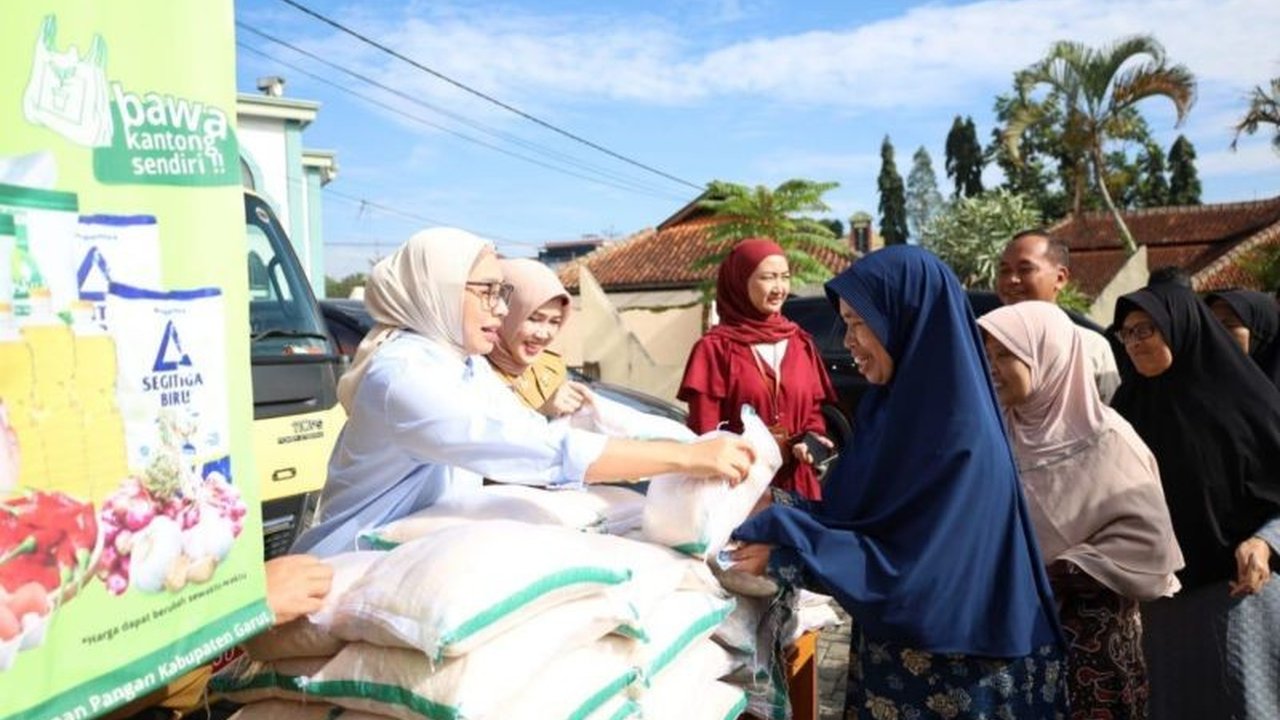 Pemerintah Kabupaten Garut menggelar pasar pangan murah Ramadhan untuk mengendalikan harga dan meringankan beban ekonomi masyarakat, menyediakan berbagai kebutuhan pokok dengan harga subsidi.