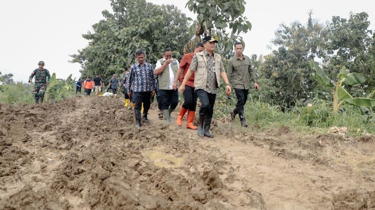 Gubernur Jawa Tengah targetkan penutupan tiga tanggul jebol di Sungai Tuntang, Grobogan selesai dalam dua hari untuk mencegah banjir lebih lanjut yang telah merendam ribuan rumah dan mengungsikan ratusan warga.