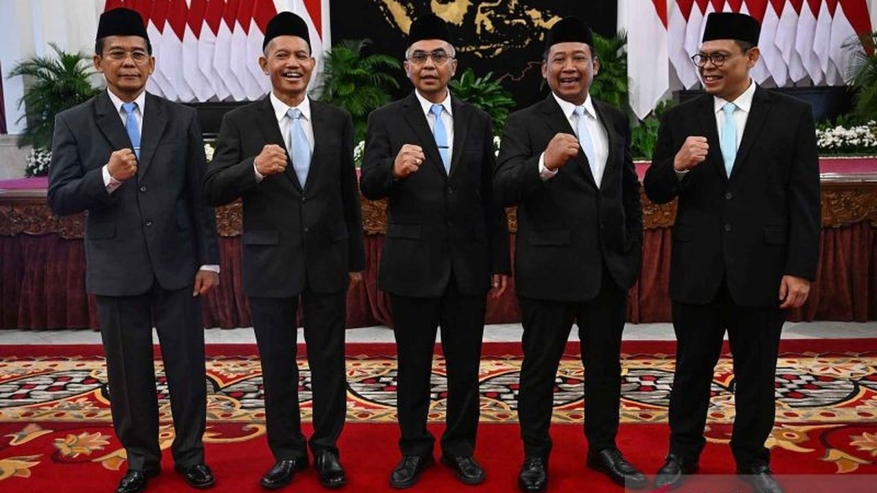 KPK telah menetapkan lima tersangka dalam kasus dugaan korupsi proyek pengadaan iklan di Bank BJB, dengan perkiraan kerugian negara mencapai ratusan miliar rupiah.