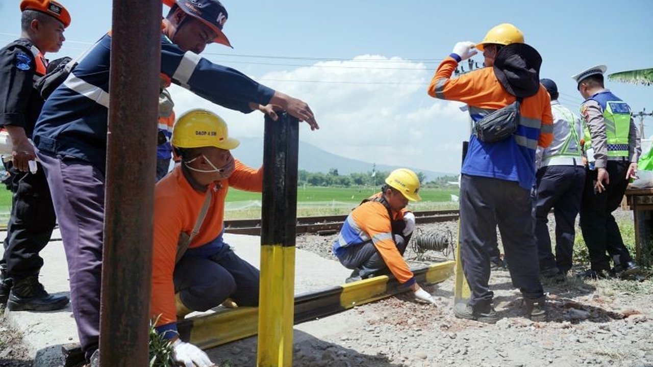 PT KAI Daop 4 Semarang menutup 10 perlintasan sebidang liar untuk meningkatkan keselamatan perjalanan kereta api dan pengguna jalan, menyusul tingginya angka kecelakaan.