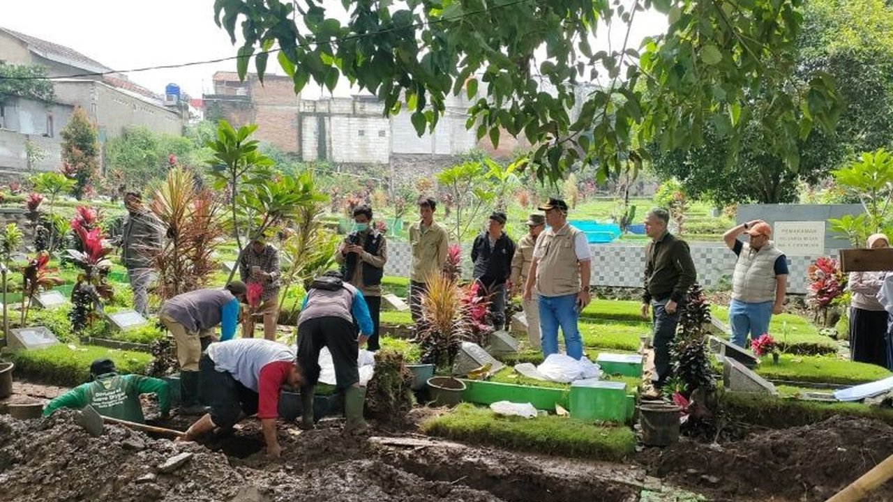 Pemkot Bandung merelokasi delapan makam di TPU Nagrog akibat longsor yang disebabkan aliran air; proses relokasi berjalan lancar dengan persetujuan ahli waris.