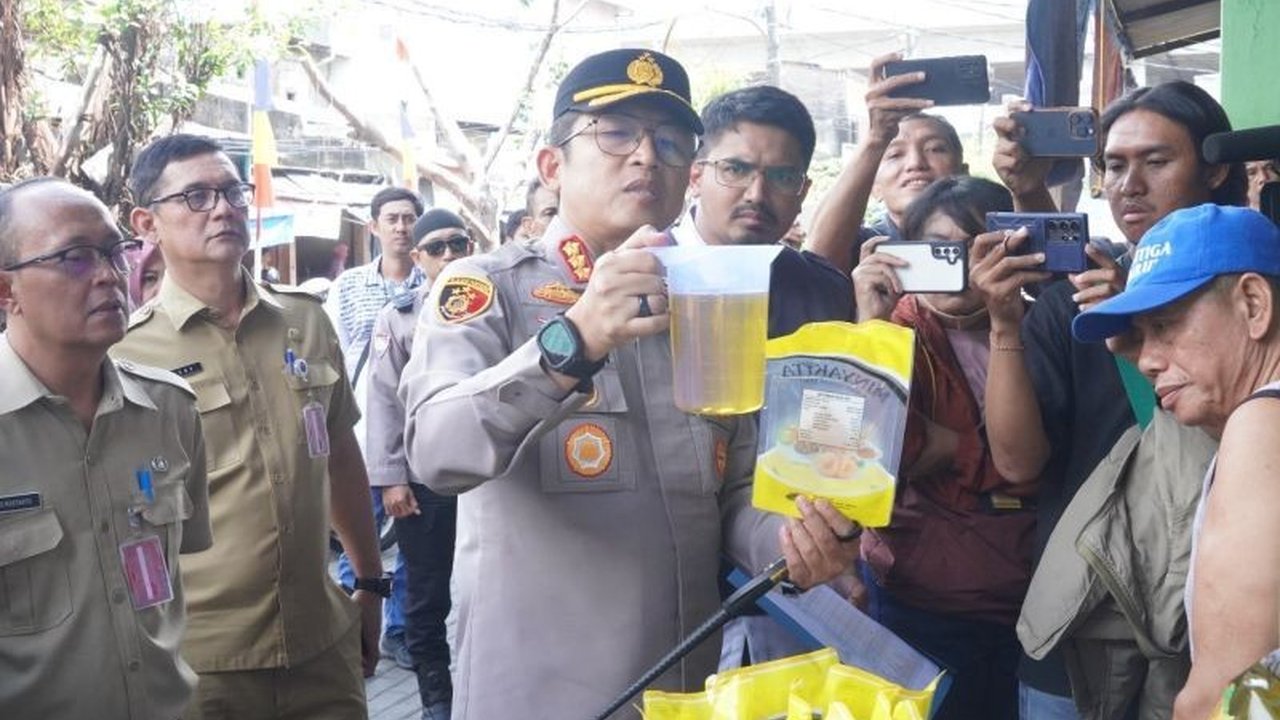 Polres Jakut mengungkap temuan mengejutkan terkait kemasan Minyakita 1 liter yang ternyata isinya kurang dari ukuran yang tertera, hasil pengujian sampel dari beberapa perusahaan di Pasar Waru, Jakarta Utara.