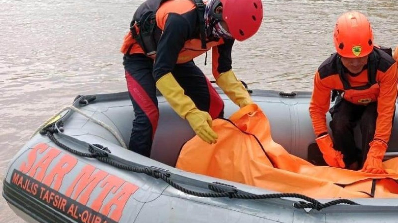 Tim SAR gabungan berhasil menemukan EF (28), warga Nganjuk, yang menceburkan diri ke Sungai Brantas setelah melompat dari Jembatan Papar, Kediri, namun ditemukan dalam keadaan meninggal dunia.