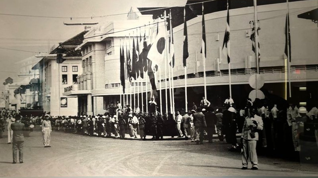 Kementerian Luar Negeri RI menyatakan peringatan 70 tahun Konferensi Asia Afrika (KAA) akan disesuaikan dengan arahan Presiden, menekankan relevansi Dasasila Bandung di tengah situasi global saat ini.