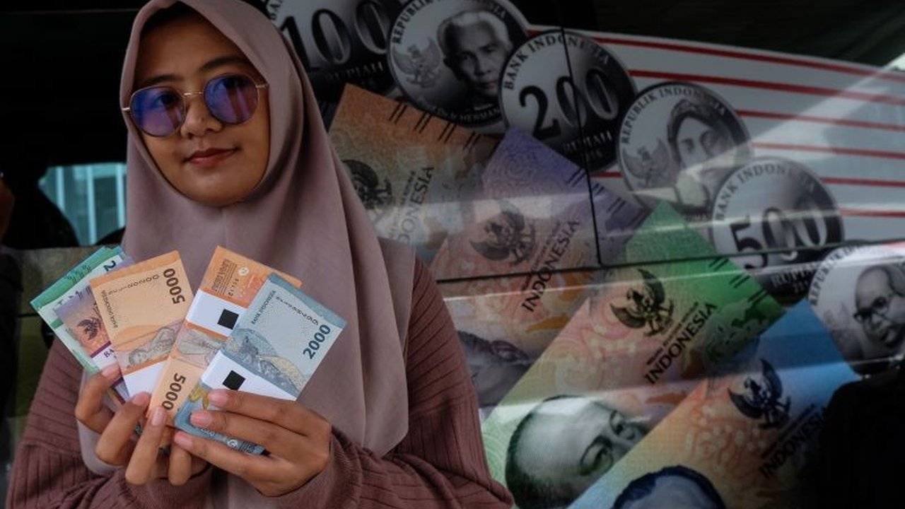 Pelemahan nilai tukar rupiah terhadap dolar AS disebabkan kebijakan proteksionis AS dan proyeksi defisit APBN Indonesia yang melebar, ungkap pengamat.