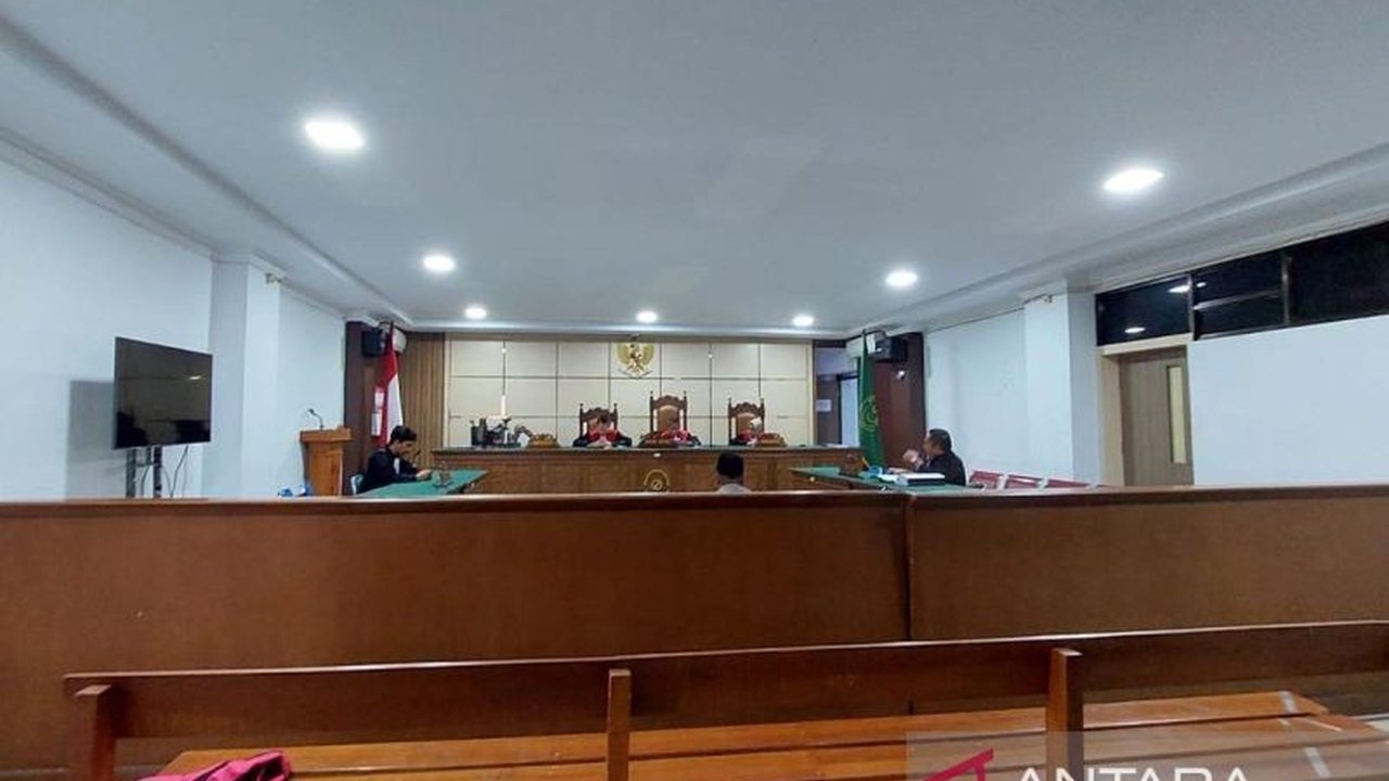 Mahdi, Kades Buket Panjou, Aceh Timur, divonis 5 tahun 6 bulan penjara dan denda Rp200 juta karena korupsi dana desa senilai Rp727,6 juta.