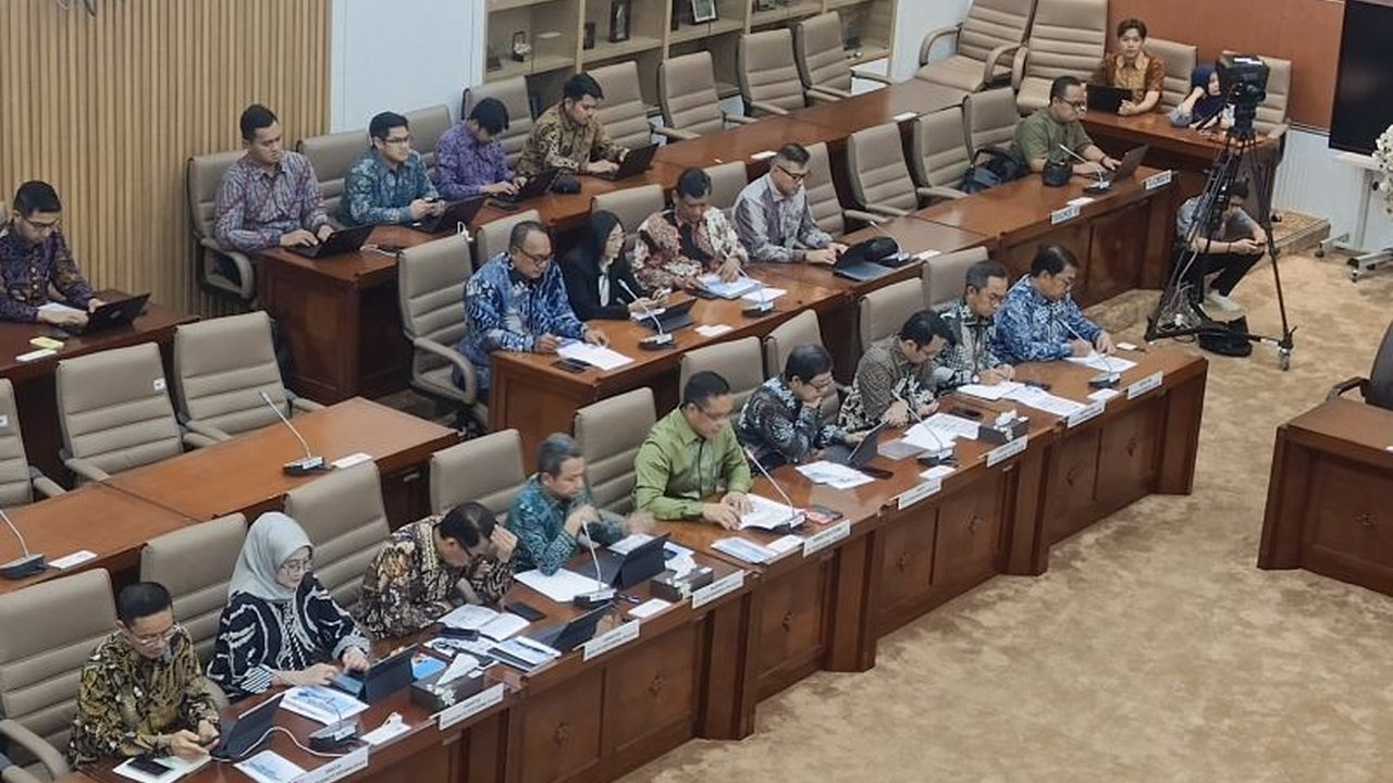 Pertamina menargetkan peningkatan produksi minyak dan gas hingga 4 persen pada 2025, dengan peningkatan produksi minyak 16 ribu barel per hari dan gas 82 MMSCFD, melalui optimalisasi sumur, EOR, dan eksplorasi.