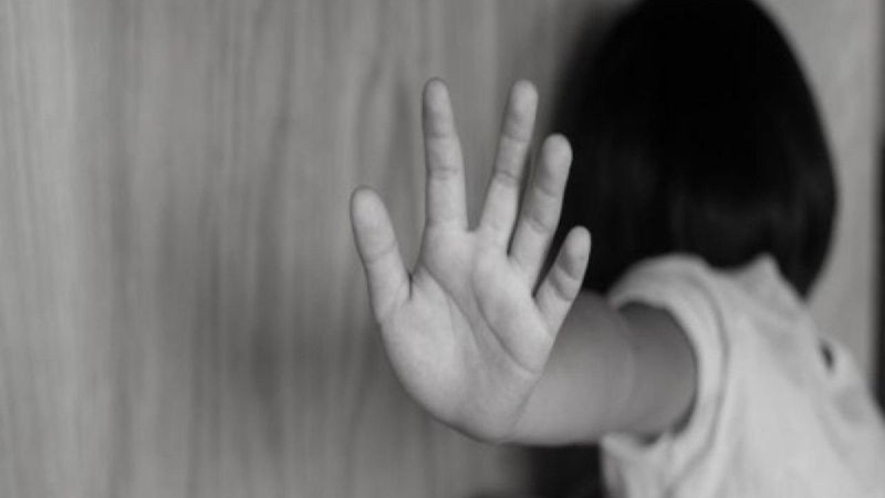 Wakil Ketua Komisi III DPR RI mendesak Mabes Polri memecat Kapolres Ngada nonaktif karena terlibat kasus narkoba dan pencabulan anak, serta meminta kasus diungkap transparan.