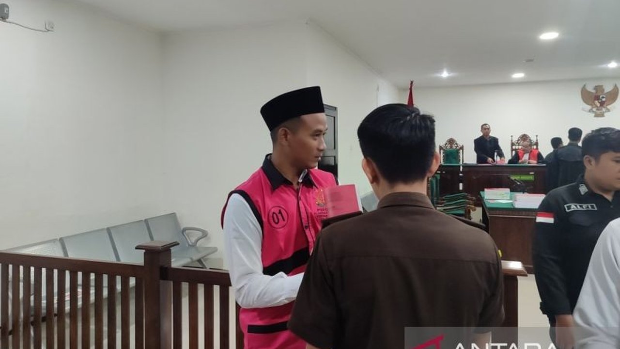 Sidang perdana kasus korupsi dana CSR PLN di Kepahiang dimulai dengan terdakwa Agung Yudha Prawira, yang menyebabkan kerugian negara mencapai Rp403 juta.