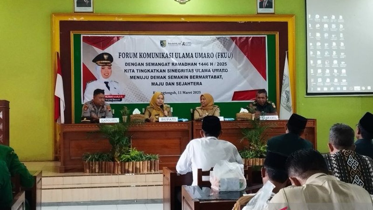 Pemerintah Kabupaten Demak berkomitmen menjaga kerukunan antarumat beragama melalui program Forum Komunikasi Ulama Umaro (FKUU) dan sambang warga rutin di setiap kecamatan.