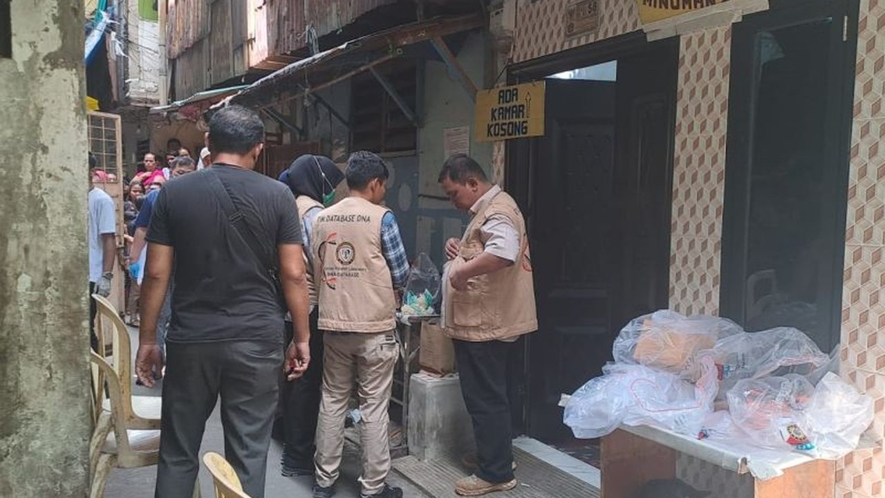 Penyelidikan kasus pembunuhan ibu dan anak di Jakarta Barat terus berlanjut dengan polisi mengumpulkan barang bukti di lokasi kejadian, termasuk memeriksa saksi-saksi.