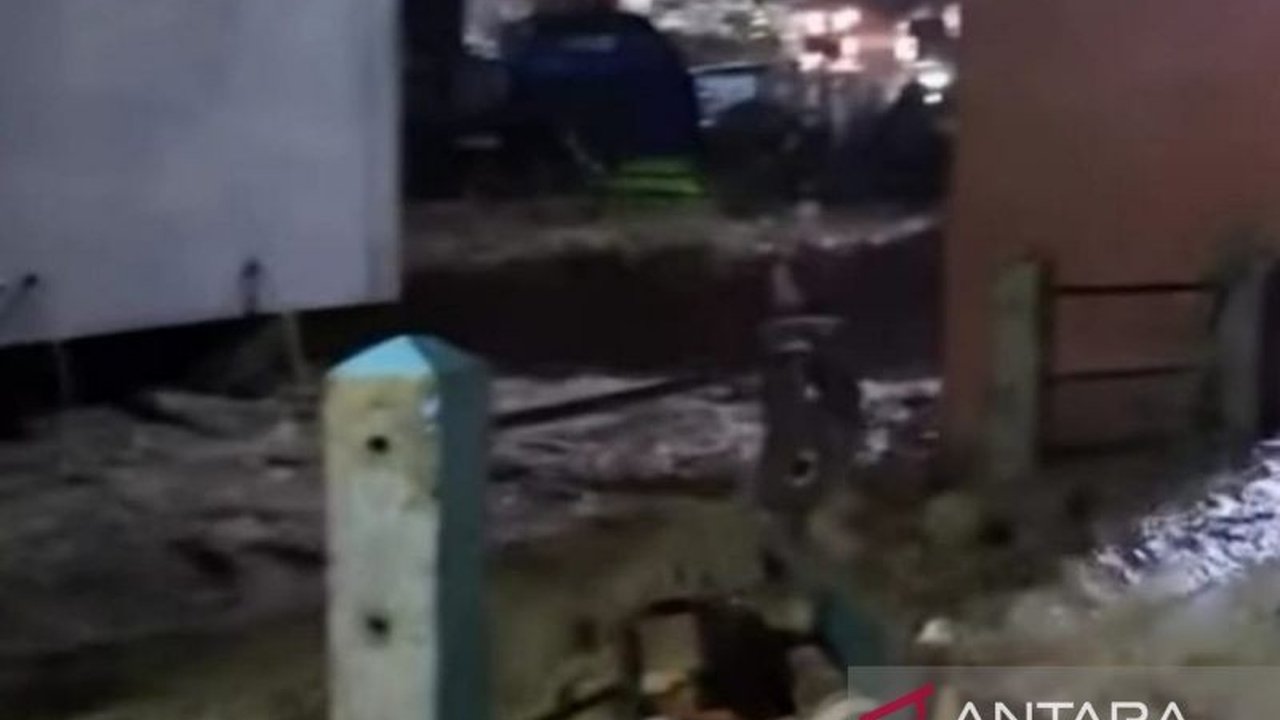 Pemerintah Kabupaten Cianjur membongkar bangunan liar yang menyempitkan aliran sungai di Kecamatan Cilaku, sebagai upaya pencegahan banjir setelah kejadian banjir bandang beberapa hari lalu.