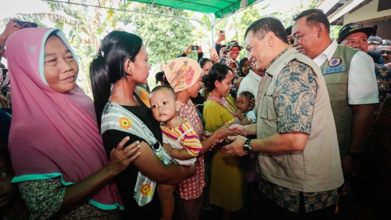 Gubernur Jawa Tengah, Ahmad Luthfi, meninjau langsung warga Grobogan yang mengungsi akibat banjir dan memastikan kebutuhan logistik serta penanganan tanggul yang jebol segera dilakukan.