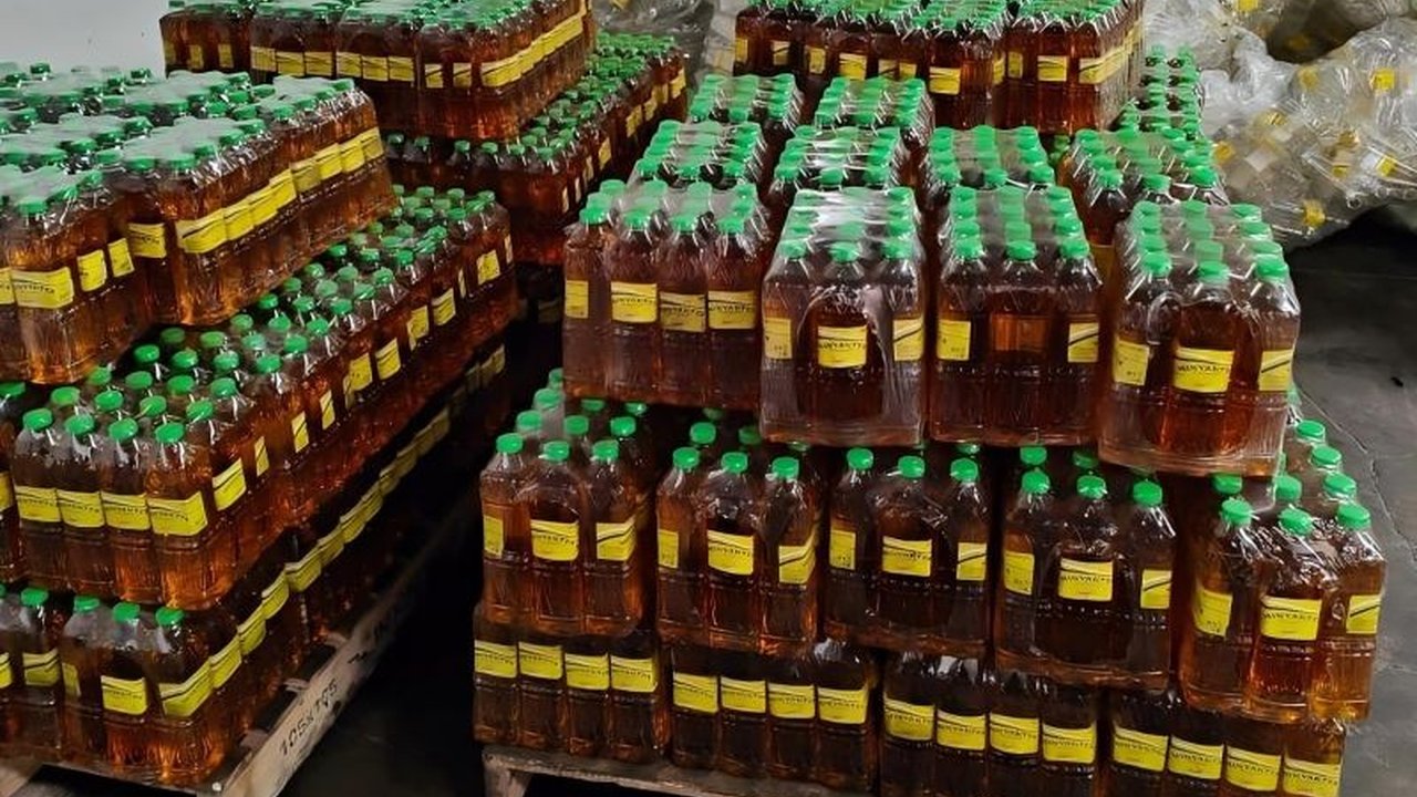 Polri mengusulkan pencabutan izin dua perusahaan produsen MinyaKita, PT MSI dan PT ARN, karena kecurangan takaran, dan menetapkan satu tersangka, AWI, kepala cabang PT ARN.