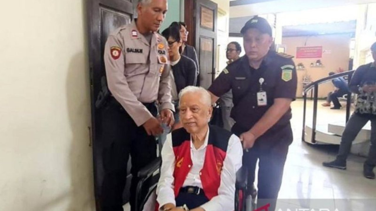 Sidang pembacaan vonis terhadap Ted Sioeng, terdakwa kasus dugaan penipuan dan penggelapan Bank Mayapada senilai Rp133 miliar, kembali ditunda karena kondisi kesehatannya yang belum memungkinkan.