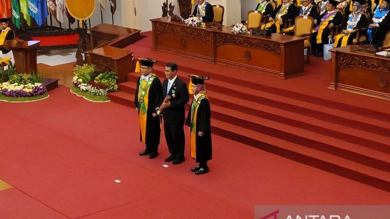 Menteri Pertanian Andi Amran Sulaiman menerima penghargaan Parasamya Anugerah Dharma Krida Upa Bogha dari UNS atas kontribusi signifikannya memajukan sektor pertanian Indonesia.
