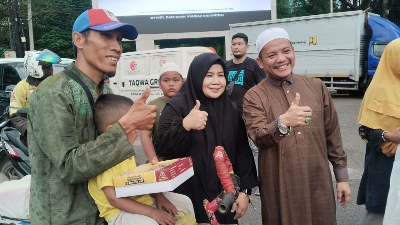 UMKM Sumsel berbagi kebaikan dengan membagikan 4.000 porsi nasi kotak dan takjil gratis di Palembang dalam rangka menyambut Ramadhan 2025.
