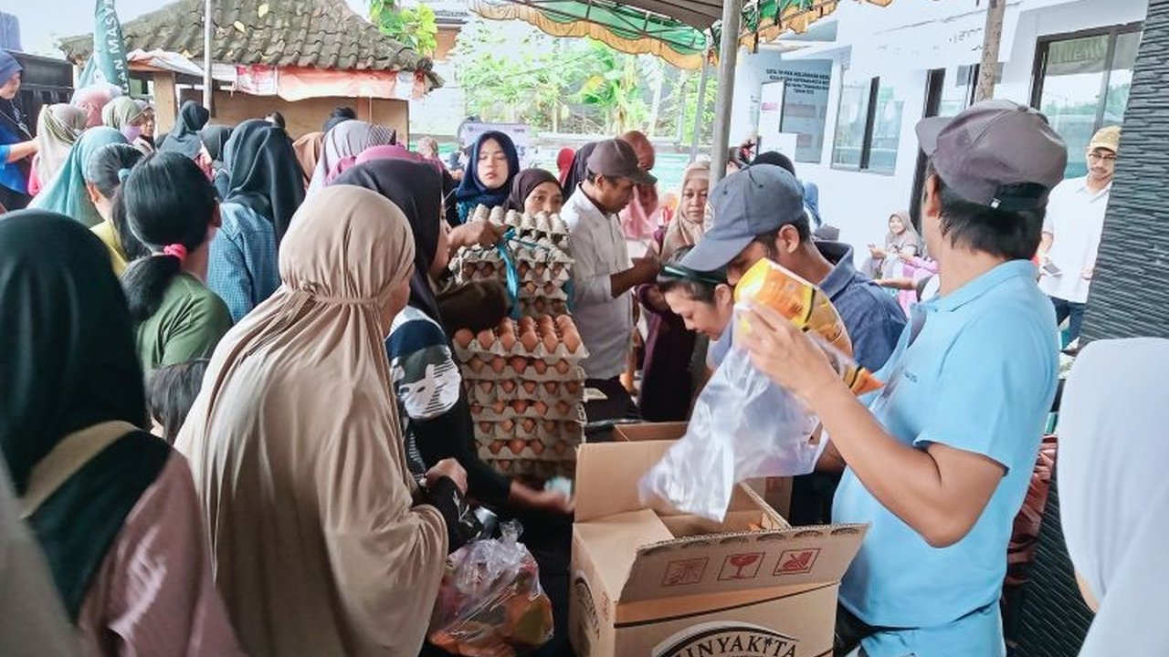 Pemerintah Kota Mataram menggelar pasar rakyat dengan menyediakan 600 liter minyak goreng MinyaKita seharga Rp15.700 per liter dan sembako lain dengan harga di bawah pasaran untuk meringankan beban masyarakat jelang Lebaran.