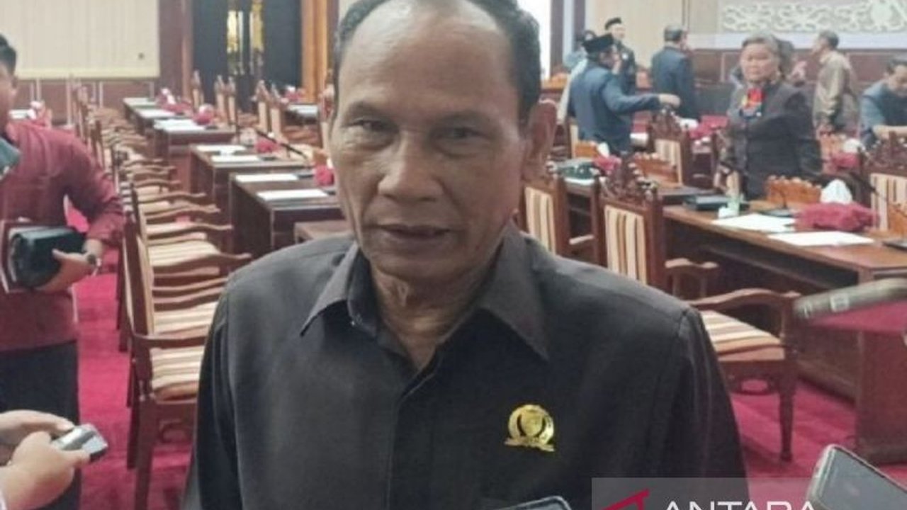 Tujuh fraksi DPRD Kalteng sepakat membahas Raperda pengelolaan pertambangan untuk memberikan kepastian hukum dan mengatasi kelangkaan bahan bangunan.