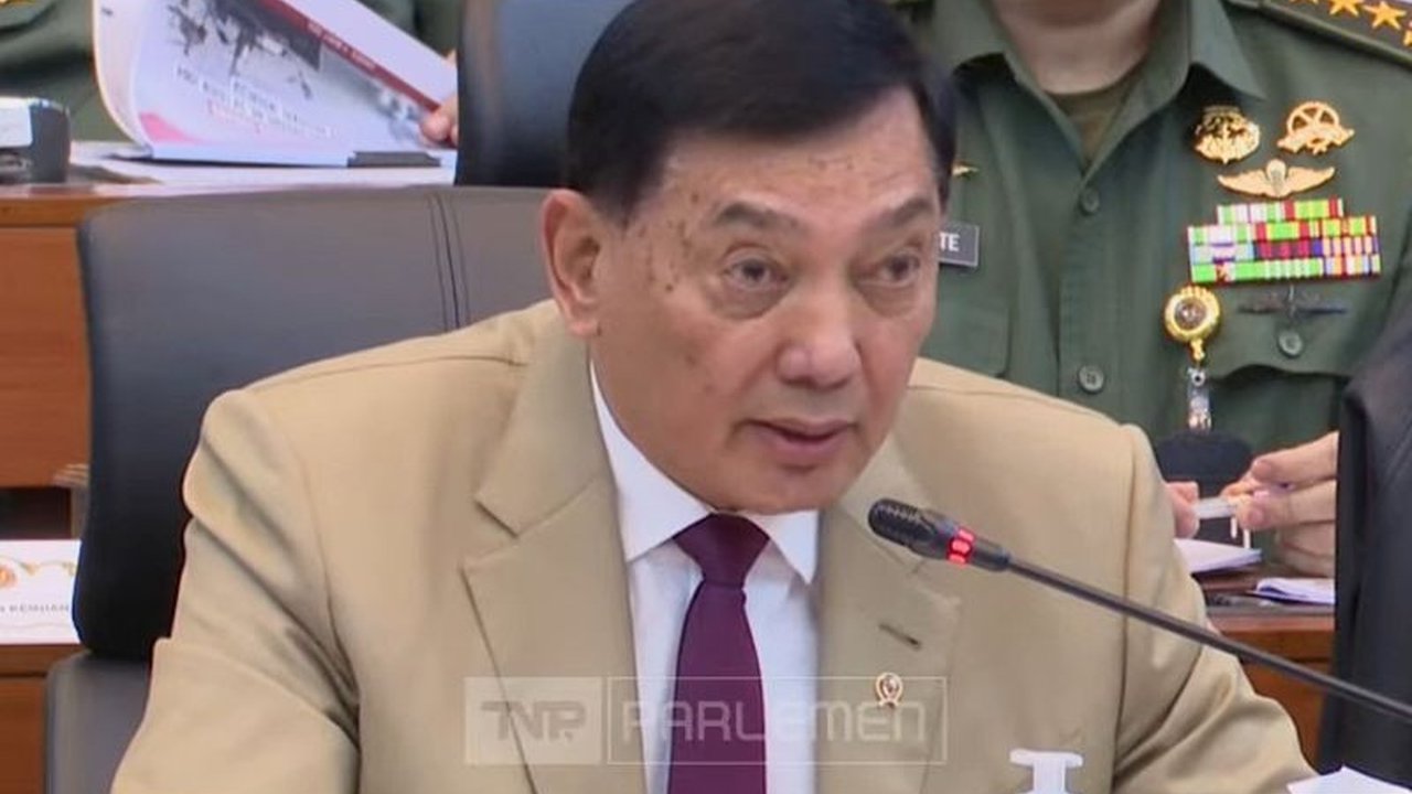 Menteri Pertahanan Sjafrie Sjamsoeddin menjelaskan perlunya perubahan UU TNI untuk memberikan landasan hukum yang jelas pada peran TNI di era modern, termasuk modernisasi alutsista dan peningkatan kesejahteraan prajurit.