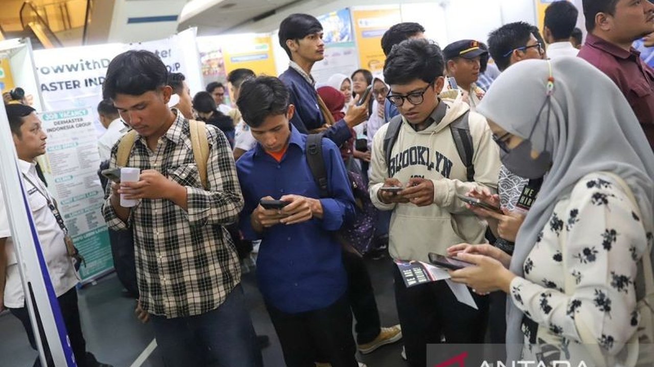 Anggota DPRD DKI Jakarta, William Aditya Sarana, mendesak Pemprov DKI untuk meningkatkan frekuensi bursa kerja guna mengatasi tingginya angka PHK di Jakarta, yang mencapai 79,70 persen dari total PHK nasional pada Januari 2025.