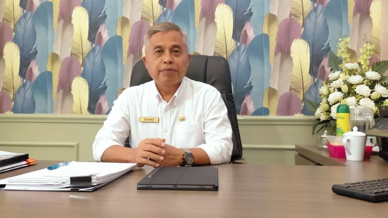 Pemerintah Kota Singkawang menegaskan tidak akan merumahkan tenaga non-ASN yang terdaftar di database BKN, dan menyiapkan solusi PPPK Paruh Waktu serta skema outsourcing untuk tenaga kebersihan, supir dan penjaga malam.