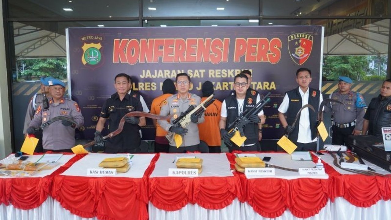 Polisi Jakarta Utara menyita 68 senjata tajam dan menangkap dua pelaku tawuran, namun masih memburu pelaku lainnya yang terlibat dalam aksi perusakan fasilitas umum di Tanjung Priok.