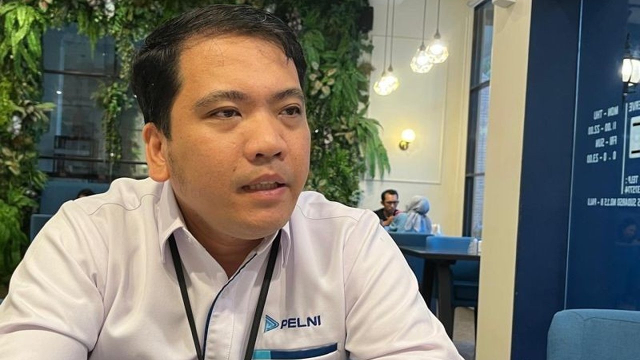 PT Pelni Cabang Palu menyiapkan dua kapal, KM Lambelu dan KM Dorolonda, untuk mengangkut 4000 penumpang selama puncak arus mudik Lebaran 2025, dengan tiket yang sudah dapat dibeli melalui aplikasi mobile dan secara manual.