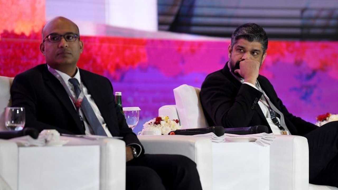 Goldman Sachs memangkas rating pasar saham dan obligasi Indonesia, memicu kekhawatiran akan risiko fiskal yang meningkat dan berdampak negatif pada perekonomian dalam jangka pendek.