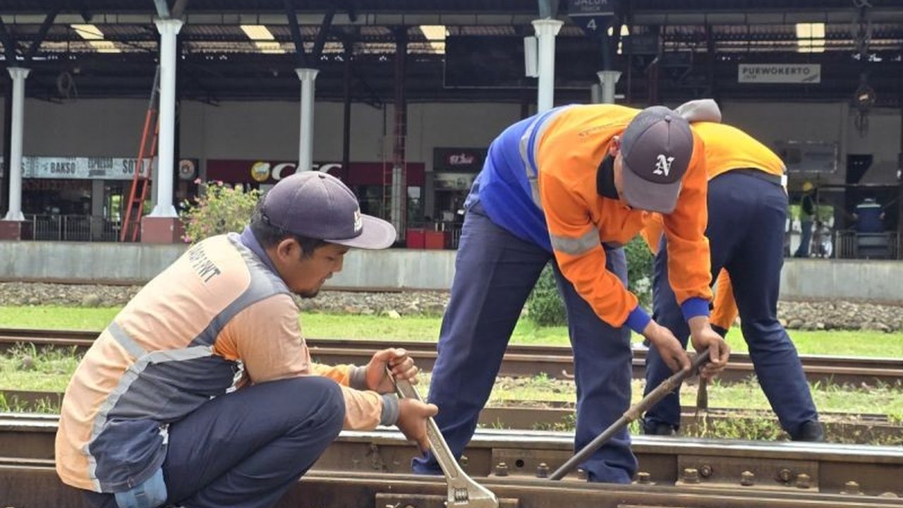 PT KAI Daop 5 Purwokerto menambah 52 personel dan meningkatkan infrastruktur untuk memastikan keamanan dan kenyamanan perjalanan kereta api selama Angkutan Lebaran 2025.