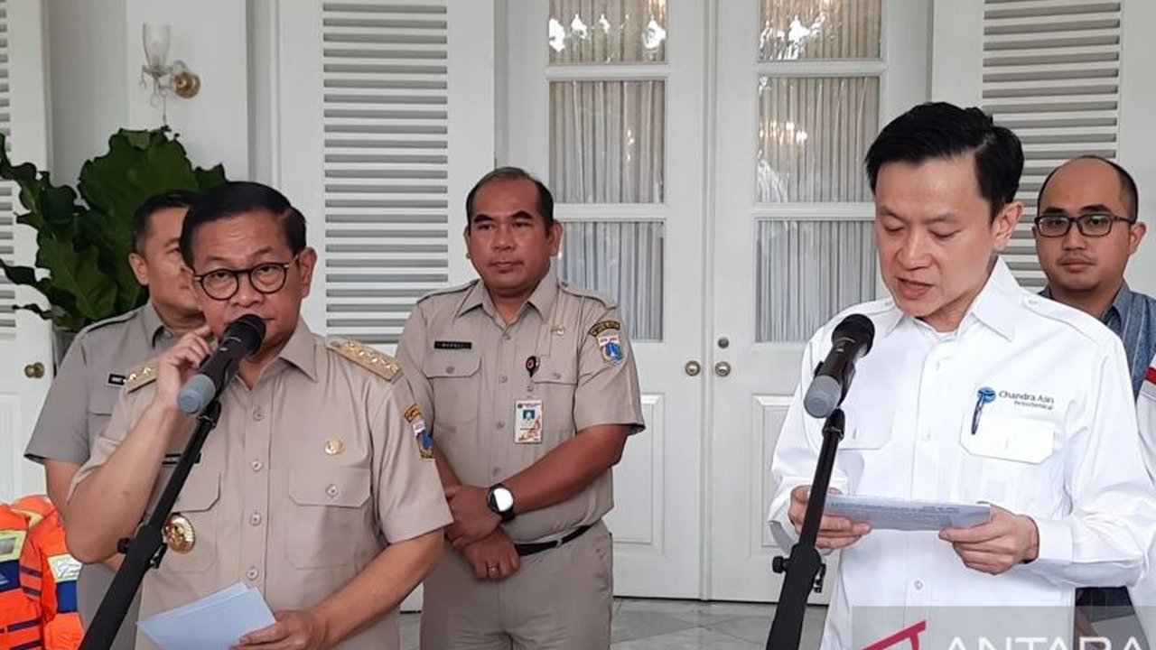 Pemerintah Provinsi DKI Jakarta menerima bantuan 20 perahu, 40 dayung, dan 80 jaket keselamatan dari Chandra Asri Group untuk membantu penanganan dan evakuasi bencana banjir.